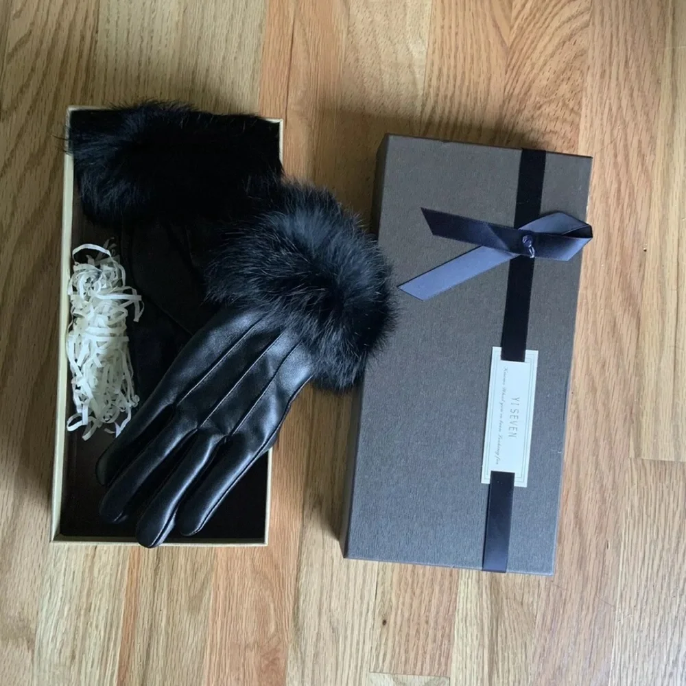 NIB YI SEVEN Gloves - Ladies Size 6.5